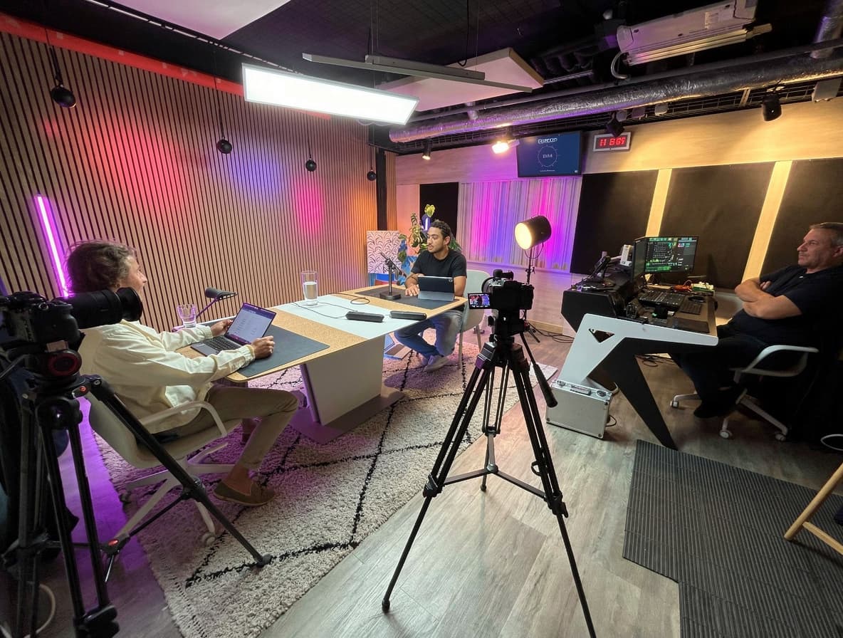 Studio Le Podcast - Studio Podcast, photo & vodcast - Location plateau TV Paris Mogador Studios